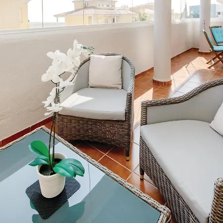 Stunning In With Swimming Pool شقة